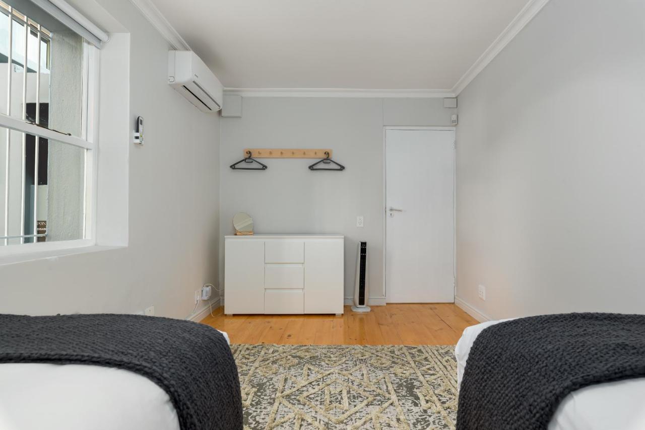 Apartment Point Break *